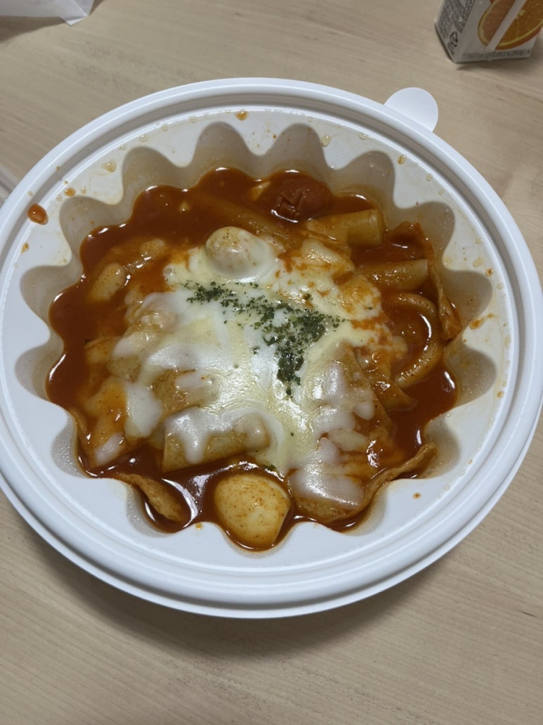 떡볶이 퍼주는 판다 이미지