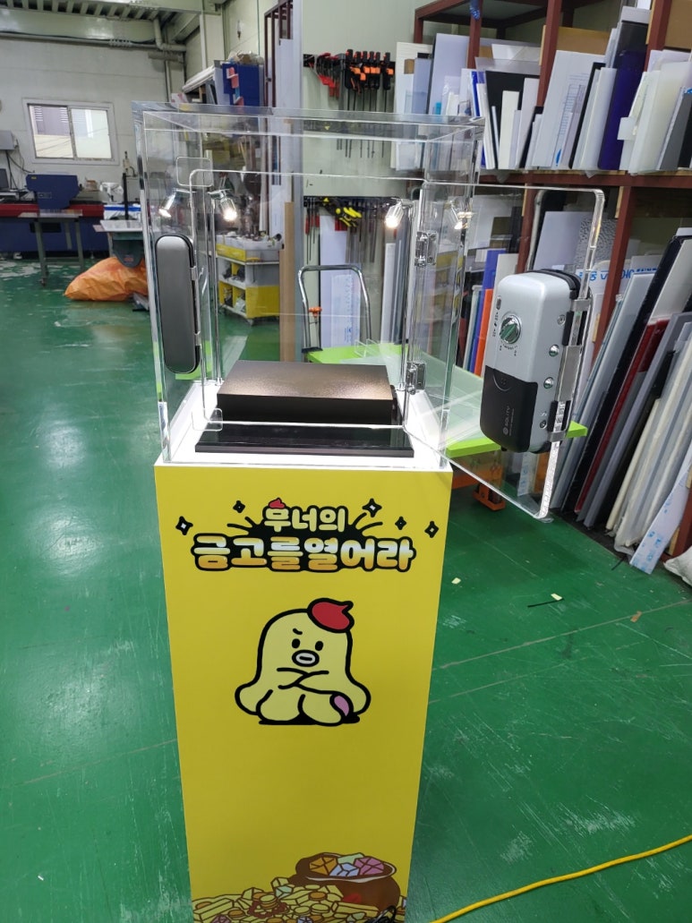 조명·도어락을 설치한 쇼케이스 박스