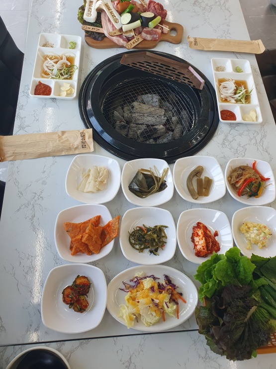 미소짓는돼지 이미지