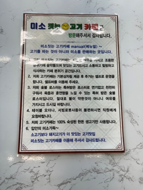 미소짓는돼지 이미지