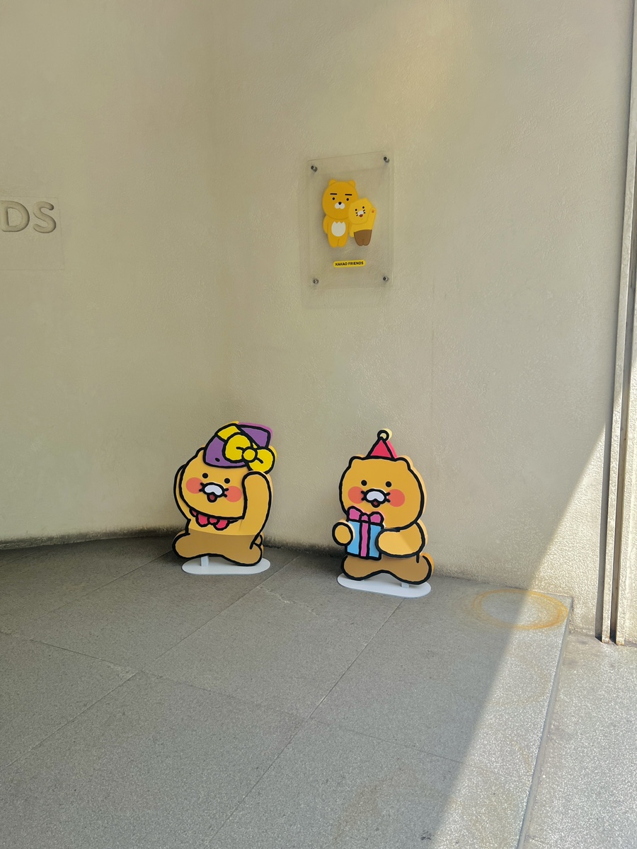 강남 노티드 도넛, 카카오 친구들과 즐기는 애견 동반 카페 — 사진 3
