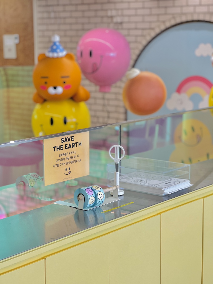 강남 노티드 도넛, 카카오 친구들과 즐기는 애견 동반 카페 — 사진 11