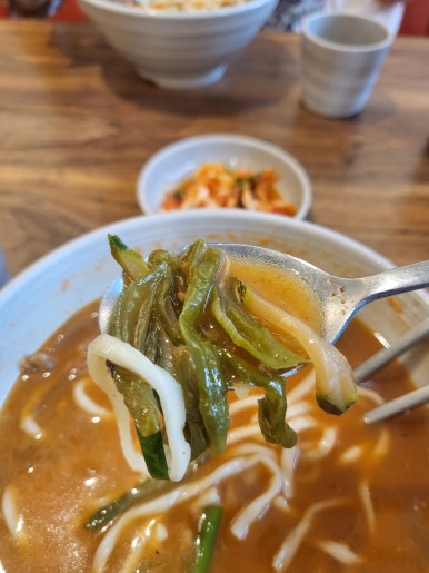 꽈리칼국수 이미지