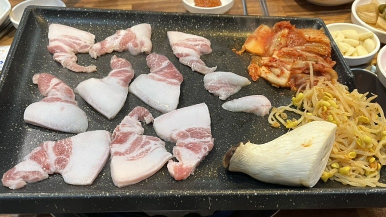 황금돼지삼겹뒷고기 이미지