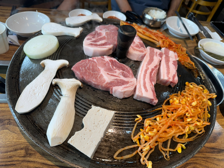 탄현 솥뚜껑 삼겹살 이미지