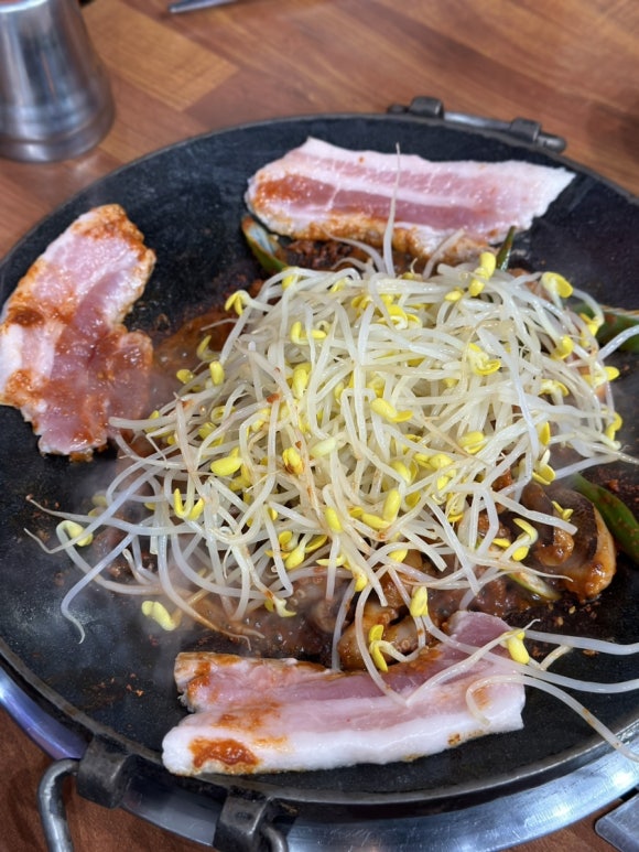 콩나물비비고삼겹살 이미지