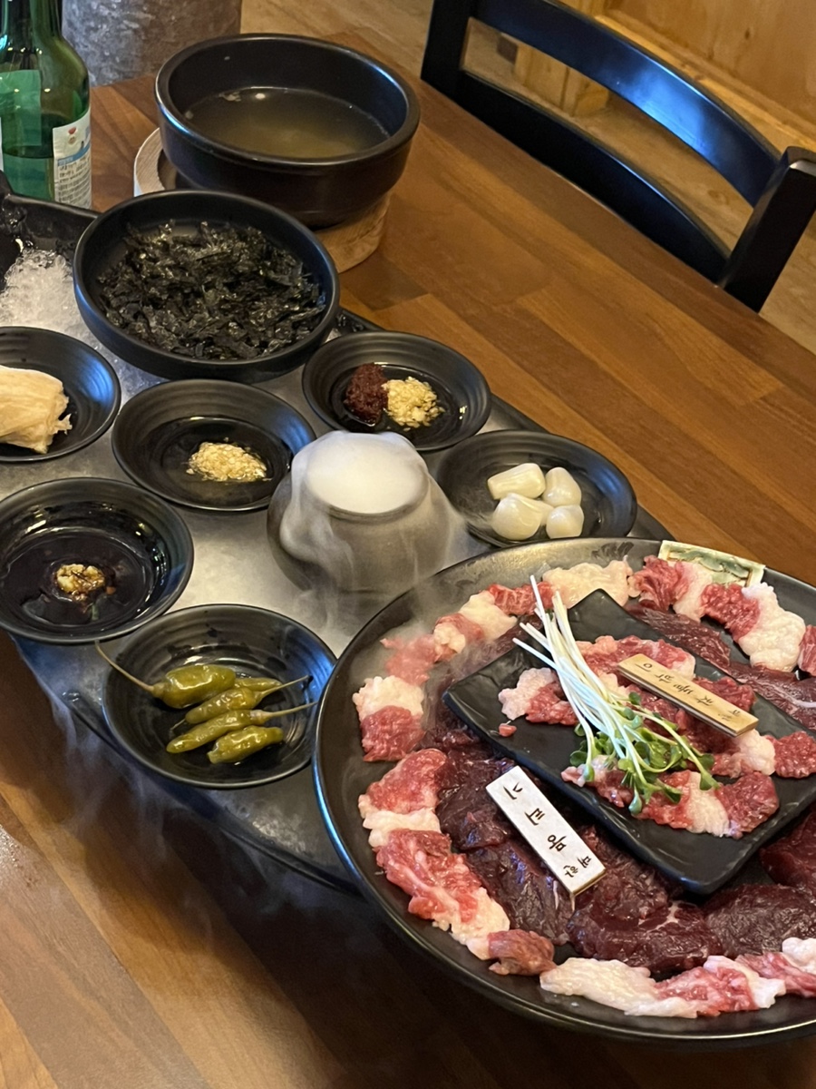 육회랑뭉티기 이미지