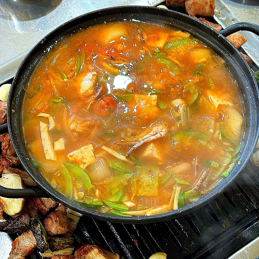 윤꿀꿀 이미지