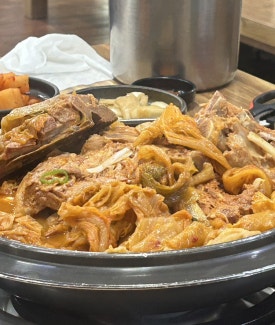 통묵은지 감자탕 이미지