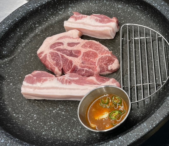 돈돼지유 생삼겹살 이미지