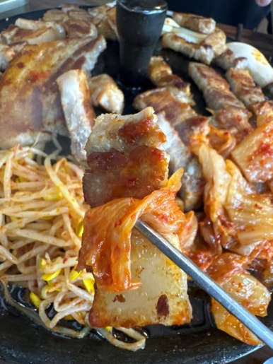 솥뚜껑삼겹살집 이미지