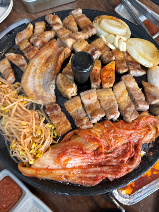 솥뚜껑삼겹살집 이미지