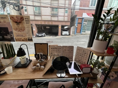 손톱을 그리다 이미지