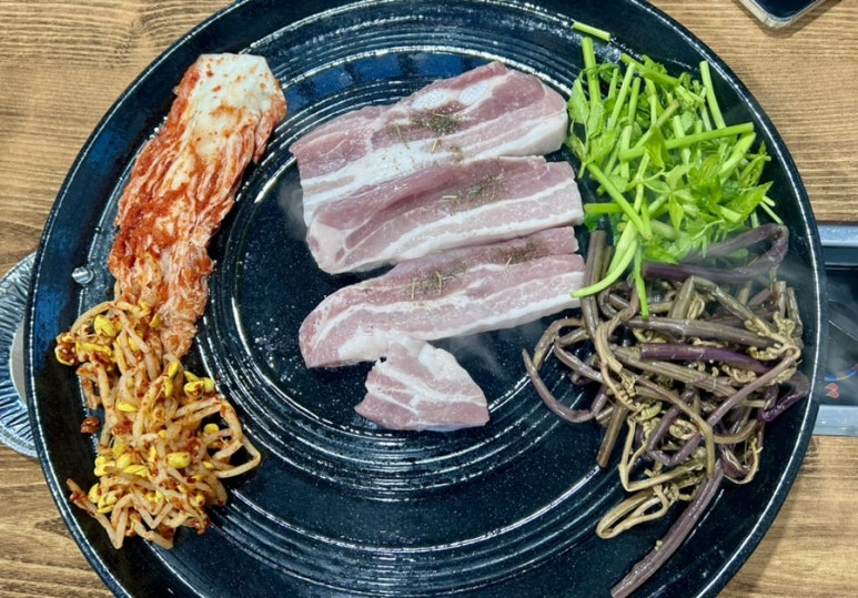 행복한 솥뚜껑 김치삼겹살 이미지