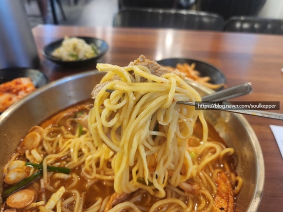 꺼멍때지국수 이미지