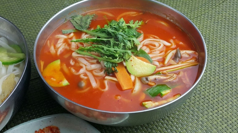 얼큰칼국수 이미지