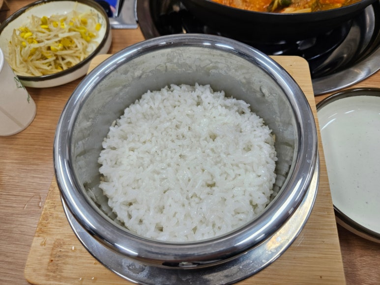 월수금 통돼지 김치찌개 이미지