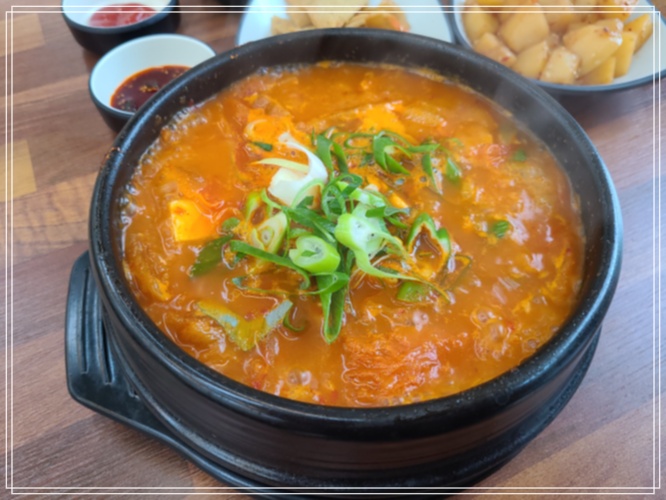 푸짐한김치찌개 이미지