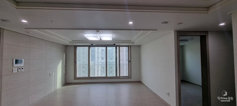 벽지바르는삼촌 이미지