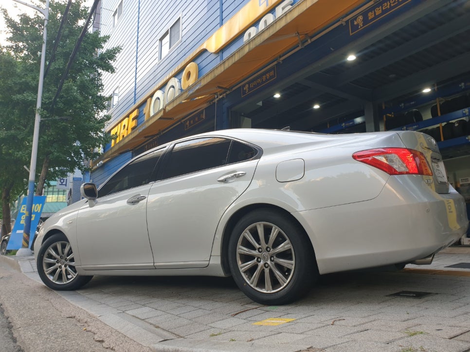 렉서스 ES350 타이어교환. 부산타이어싼곳,부산진구타이어싼곳, 개금타이어싼곳. 사상구타이어싼곳. 던롭 SP SPORT