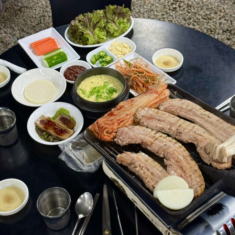 삽자루든돼지 이미지