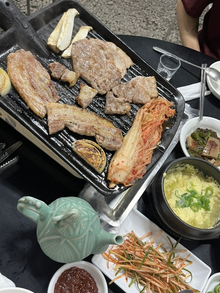 삽자루든돼지 이미지