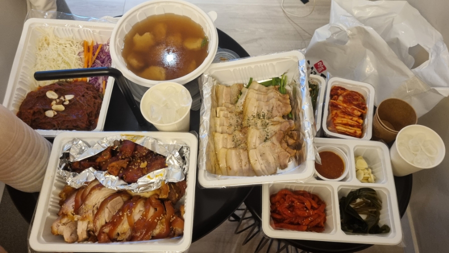 명품하루두번삶는족발 이미지