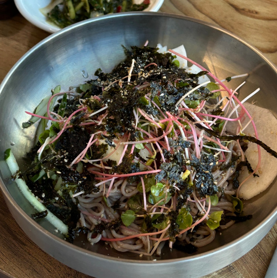 참나무도토리막국수 이미지