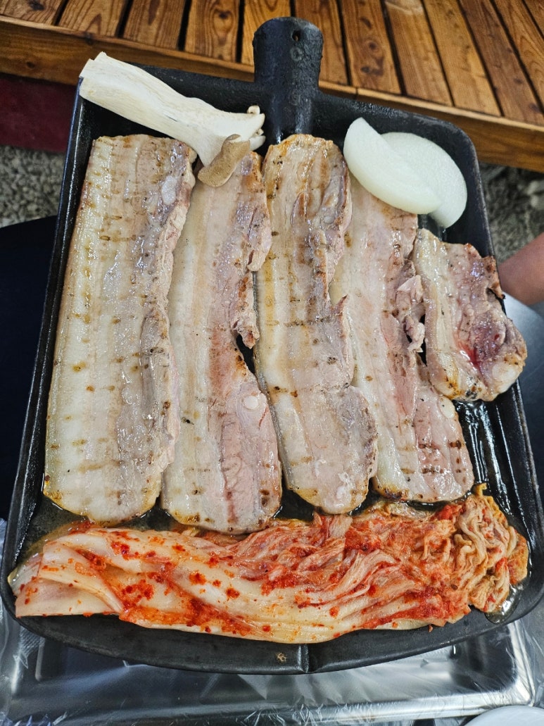 삽자루든돼지 이미지