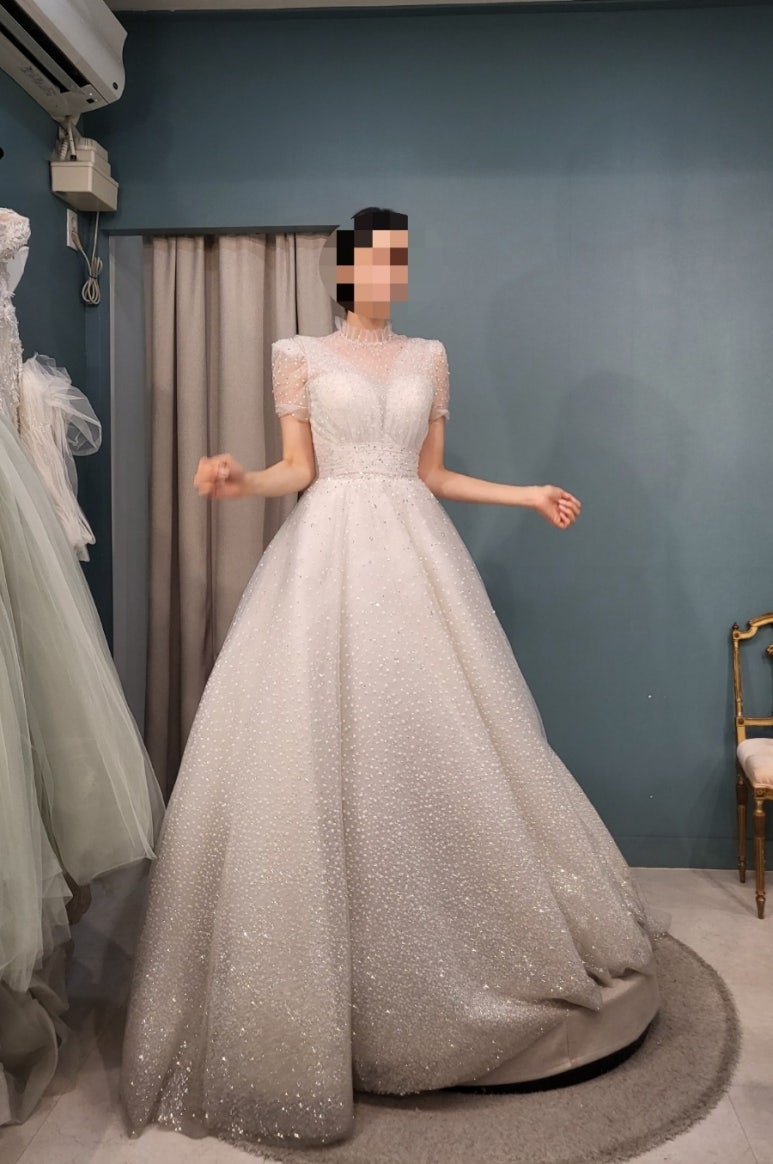 피팅룸에서 입은 모습, 하이넥 레이스 변형