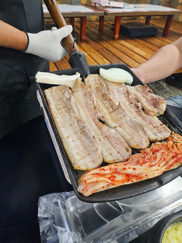 삽자루든돼지 이미지
