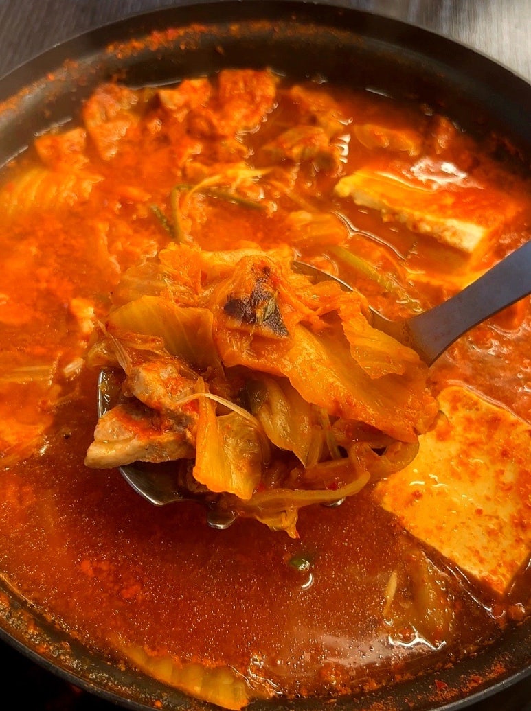 건뚱네김치속돼지 이미지