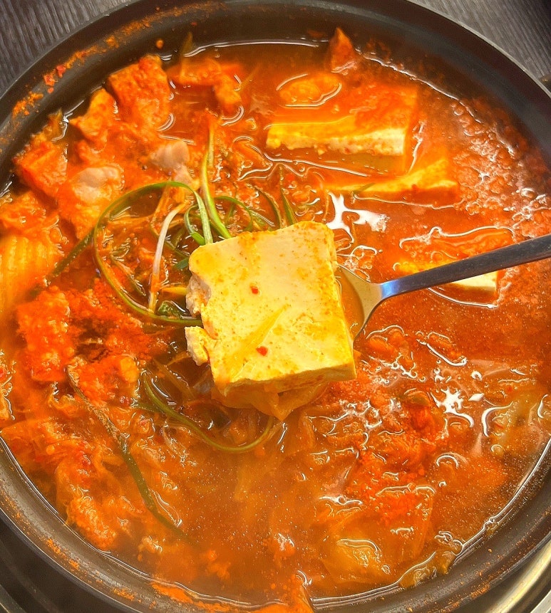 건뚱네김치속돼지 이미지