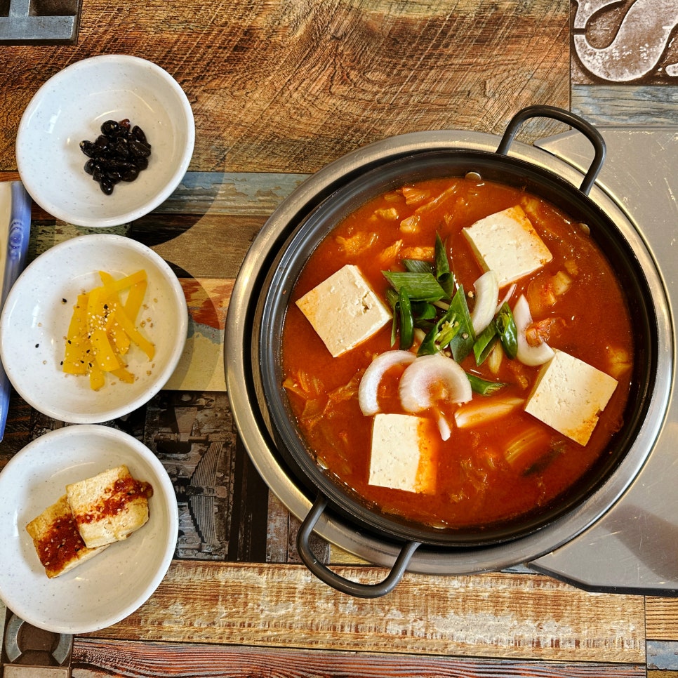 뚠뚠김치찌개 이미지