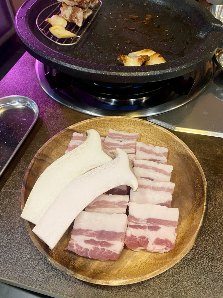 육돼지 이미지