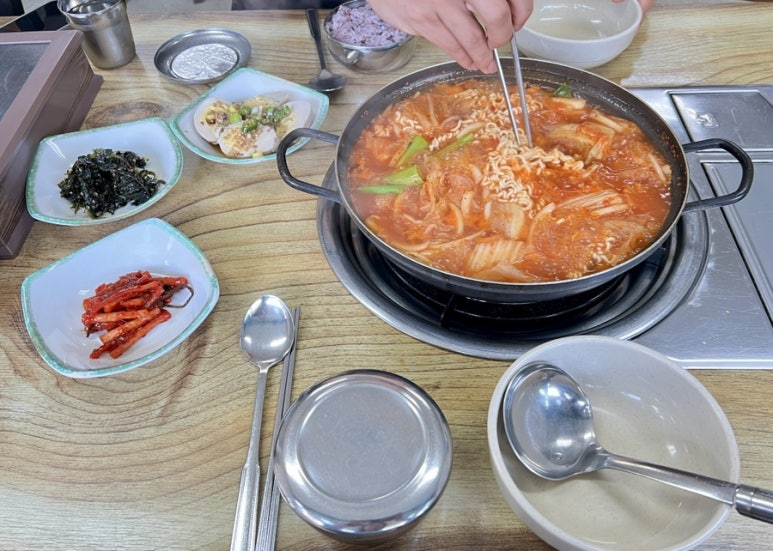 현진 김치찌개 이미지