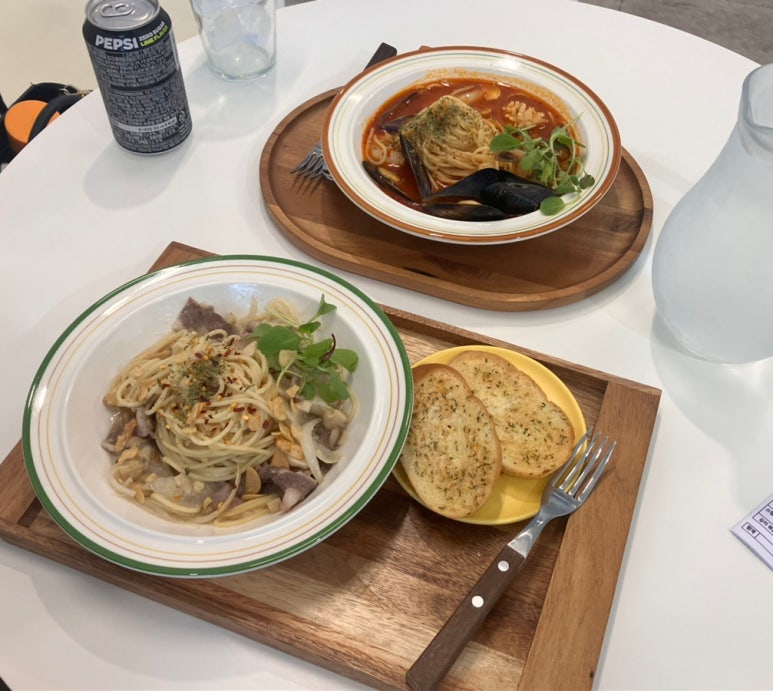 커피마시는파스타 이미지