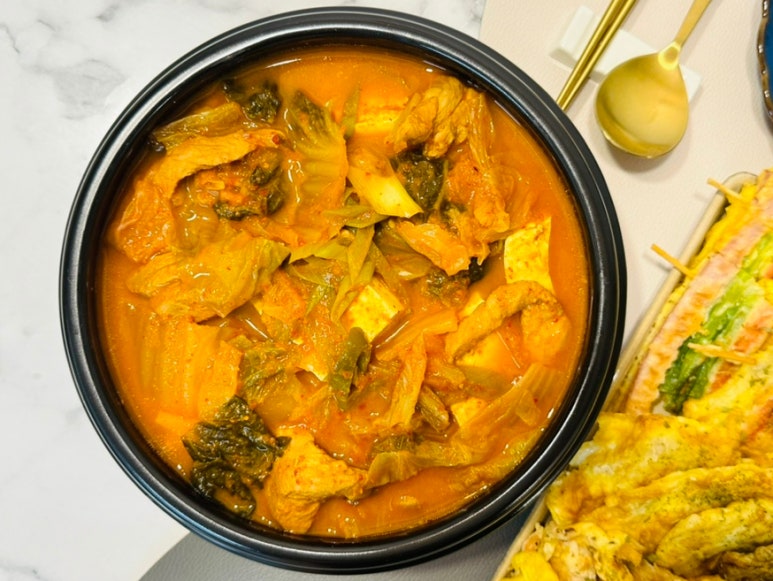 돼지고기듬뿍넣은김치찌개 이미지