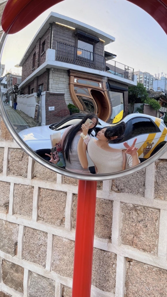 어바웃어스 이미지