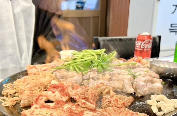 동두천솥뚜껑삼겹살탄현역점 이미지