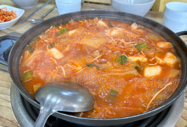 죽여주는 쌩고기통 김치찌개 이미지