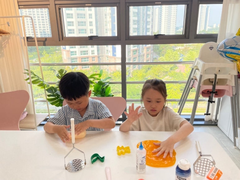 옐로우카페앤슬라임 이미지