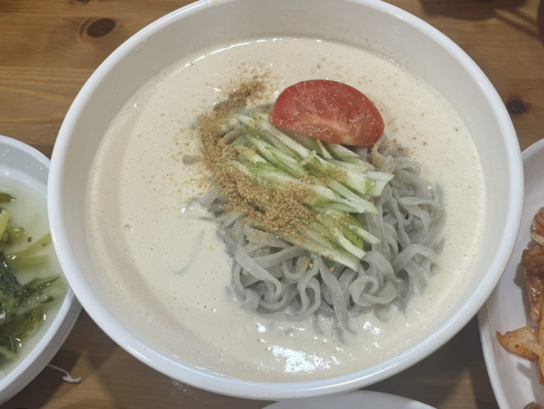 만두품은칼국수 이미지