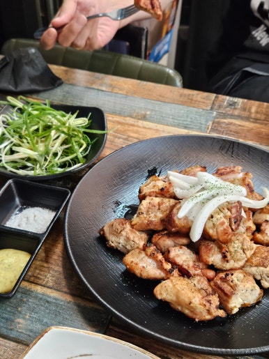 더꾸닭꾸숯불두마리치킨 이미지