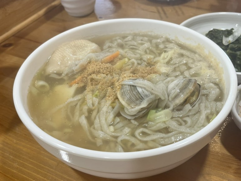만두품은칼국수 이미지