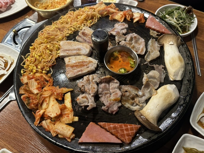 돈꿈솥뚜껑삼겹살 이미지