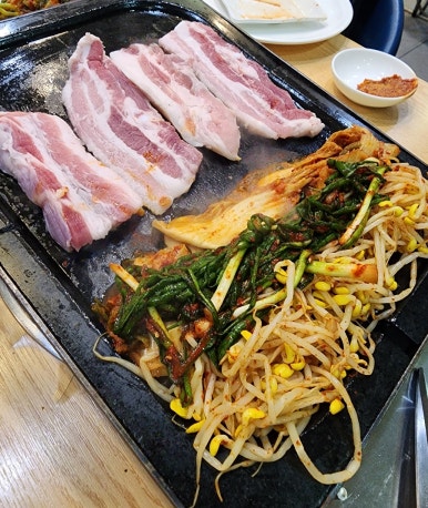 자연석돌구이생삼겹살한우 이미지