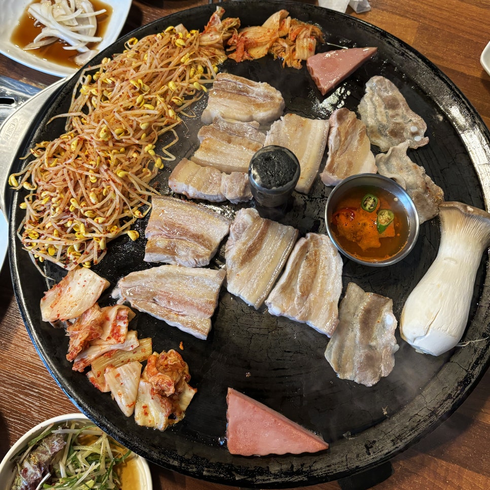 돈꿈솥뚜껑삼겹살 이미지