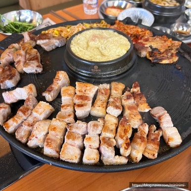 솥뚜껑에꽃한판 이미지