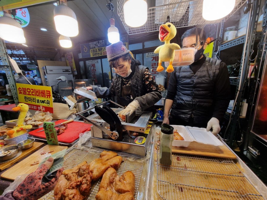 황금 오리 숯불바베큐 이미지
